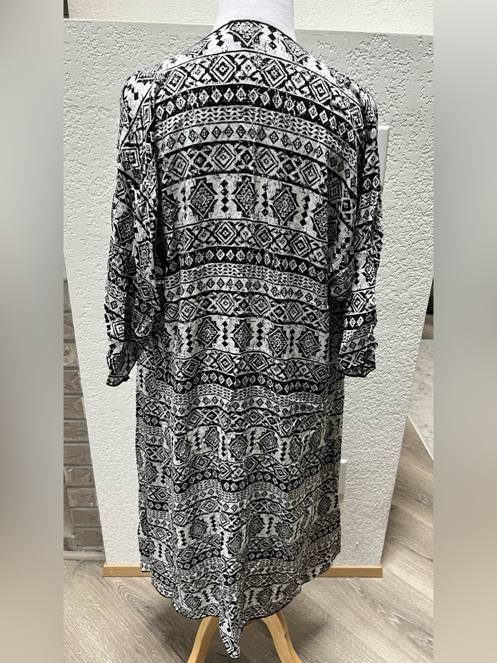 LuLaRoe Black & White Aztec Shirley Long Kimono - Picture 4 of 6